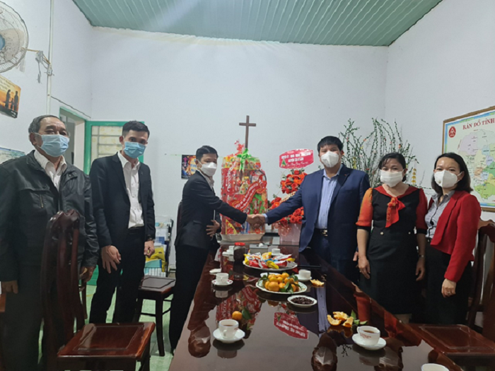 Chu tich UBND huyen Nguyen Van Ha tham, chuc mung Giang sinh cac co so ton giao 1